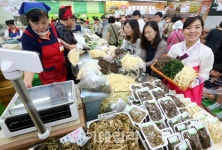 [포토]농협유통, 제수용품은 믿을 수 있는 하나로마트에서 구입하세요! - ▒종합 경제정보 미디어 - 이데일리▒ [포토]농협유통, 제수용품은 믿을... 