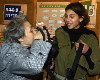 [포토]이스라엘 여군 `꼼꼼한 민간인 교육` - 종합 경제정보 미디어 - 이데일리 [포토]이스라엘 여군 `꼼꼼한 민간인 교육`