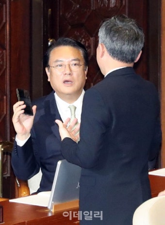 [포토]탄핵 반대의원 명단 공개, `항의하는 정진석 새누리당 원내대표` - 종합 경제정보 미디어 - 이데일리 [포토]탄핵 반대의원 명단 공개...