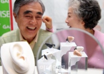 [포토]`검사는 전문 병원에서, 보청기는 롯데마트에서` - ▒종합 경제정보 미디어 - 이데일리▒ [포토]`검사는 전문 병원에서, 보청기는 롯데마트에서`