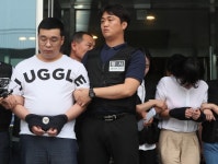 [포토] 모습 드러낸 창원 골프연습장 살해 용의자들 - ▒종합 경제정보 미디어 - 이데일리▒[포토] 모습 드러낸 창원 골프연습장 살해 용의자들
