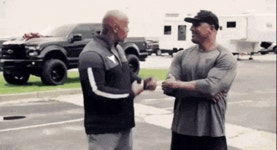 - [잡담] 스턴트 대역에게 선물을 준 더 락(드웨인 존슨).gif [잡담] 스턴트 대역에게 선물을 준 더 ...