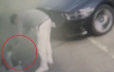 편의점 입구 앞에 커피 쏟아버린 남성 비 오면 쓸려가지 않나 [영상] | 뉴스 | 뉴스/시세 - 팍스넷 증권포털