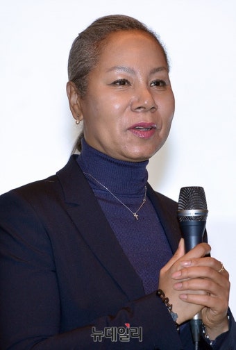 [포토] 평창올림픽주화세트 출시, 기념 촬영하는 이희범-인순이... 뉴데일리 [포토] 평창올림픽주화세트 출시, 기념 촬영하는 이희범-인순이