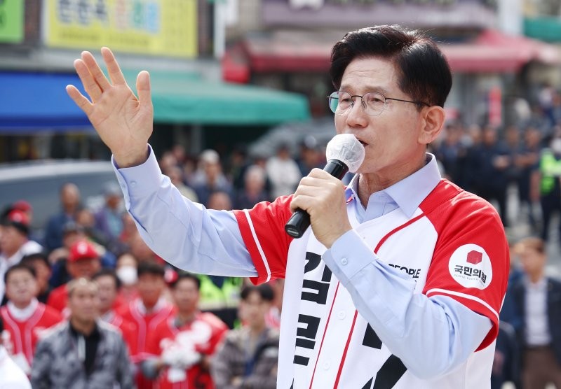 이재명 후보와 김문수 후보, 대선 투표 결과 기다리며 자택서 시간 보내 중