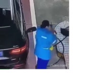 주유소 직원에게 돈 던지는 영상