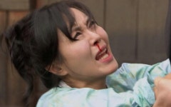 여자는 남친의 그곳을 발로차고 뺨을 맞았다. (원문)