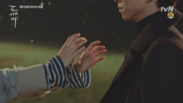 도깨비 | 다시보기 > [5화 예고] 마침내 찾아온 불멸의 삶의 끝?! 공유 가슴에 꽂힌 검 뽑으려는 김고은 [5화 예고] 마침내 찾아온 불멸의 삶의 끝?!... 