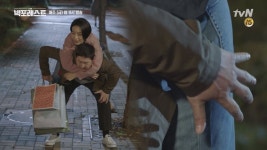 아리따운 용락이의 발 사이즈는 280 (ft.용락이를 업었지만 엉덩이를 만질 수가 없는 동엽..⊙_⊙ < 동영상 < 즐거움엔 끝이 없다, tvN