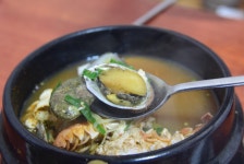 [이재정 기자의 보물여행]제주 음식이 좋아...제주 협재해수욕장 맛집 독개물항 - 한국경제TV