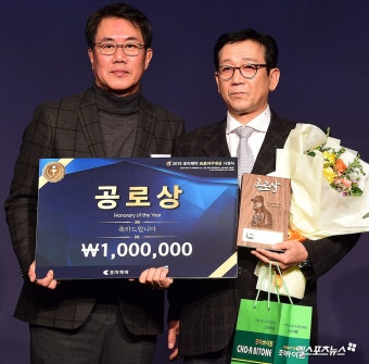 최일언 코치 '김경문 감독을 대신하여 수상'[포토]