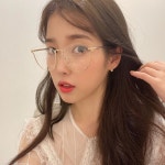 아이유, 이렇게 사랑스러워도 되나…안경도 찰떡 [★해시태그]