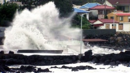 [YTN기상센터]남해·동해 최대 8m 파도 예상, 해안가 해일 비상 남해·동해 최대 8m 파도 예상, 해안가 해일 비상