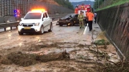 [사회]폭우에 토사 쏟아져...45번 국도 일부 통행 차단 폭우에 토사 쏟아져...45번 국도 일부 통행 차단