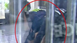 [사회]홍대 클럽서 난동부린 20대 남성 체포...10여 명 부상홍대 클럽서 난동부린 20대 남성 체포...10여 명 부상
