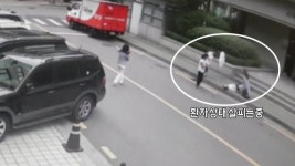[사회]마치 연습했던 거처럼...쓰러진 노인을 구한 시민들 마치 연습했던 거처럼...쓰러진 노인을 구한 시민들
