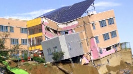 [사회]상도유치원 일부 붕괴...폭우에 지반 무너져 상도유치원 일부 붕괴...폭우에 지반 무너져