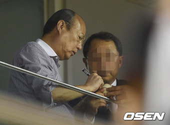 [야구]팬들의 요청에 정성스레 사인하는 한화그룹 김승연 회장 팬들의 요청에 정성스레 사인하는 한화그룹 김승연 회장