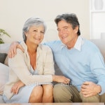 Front view of a mature couple sitting on sofa relaxing 이미지 (skd230044sdc) - 게티이미지뱅크 Front view of a mature couple... 