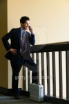 Young businessman leaning on a banister and talking on a mobile phone 이미지 (bldcb0406bwh_0003) - 게티이미지뱅크 Young... 