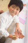 A Young Boy drawing on the color paper 이미지 (dajda304002) - 게티이미지뱅크 A Young Boy drawing on the color paper