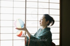 Woman playing a paper balloon 이미지 (dajda-316019) - 게티이미지뱅크 Woman playing a paper balloon