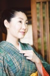Woman putting on a kimono 이미지 (dajda-316024) - 게티이미지뱅크 Woman putting on a kimono