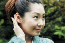 Woman putting on a kimono 이미지 (dajda-316011) - 게티이미지뱅크 Woman putting on a kimono