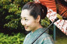 Woman putting up a Japanese umbrella 이미지 (dajda-316008) - 게티이미지뱅크 Woman putting up a Japanese umbrella