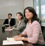 Three young people sitting in a meeting 이미지 (blddb_a0025) - 게티이미지뱅크 Three young people sitting in a meeting