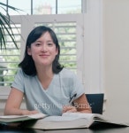 Young woman sitting at a desk looking at camera smiling 이미지 (blddb_a0081) - 게티이미지뱅크 Young woman sitting at a desk... 