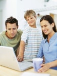 parents and their son in front of a laptop 이미지 (stk326011rkn) - 게티이미지뱅크 parents and their son in front of a laptop