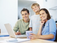 parents with their son sitting in front of a laptop 이미지 (stk326009rkn) - 게티이미지뱅크 parents with their son sitting in... 