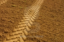 Tire tracks in dirt 이미지 (87598235) - 게티이미지뱅크 Tire tracks in dirt