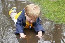 boy falls in mud puddle 2 이미지 (172626789) - 게티이미지뱅크 boy falls in mud puddle 2