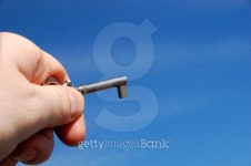 holding key 이미지 (92966116) - 게티이미지뱅크 holding key