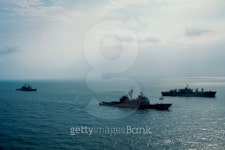 HH-46 Sea Knight helicopter approaches the guided missile cruiser USS Bunker Hill 이미지 (57564891) - 게티이미지뱅크 HH-46... 