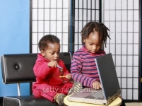 Two brothers playing with a PC 이미지 (99028444) - 게티이미지뱅크 Two brothers playing with a PC