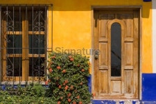 Blue and Yellow House Hz 이미지 (172174548) - 게티이미지뱅크 Blue and Yellow House Hz