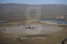 Experimental solar power plant with heliostat mirrors, renewable energy, Daggett, CA, USA, (Aerial view) 이미지 (200353296-001)... 