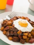 Corned Beef Hash With a Fried Egg and Black Pepper 이미지... 게티이미지뱅크 Corned Beef Hash With a Fried Egg and Black Pepper