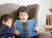 브라더스트래이딩 주식회사 | Hispanic boy reading to brother 이미지 (81387087) - 게티이미지뱅크 Hispanic boy reading to brother