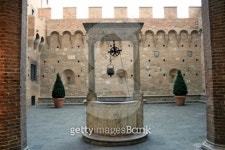 Medieval water well 이미지 (96445317) - 게티이미지뱅크 Medieval water well