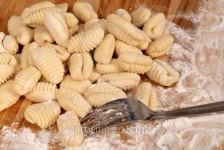 Freshly made potato gnocchi on a floured cutting board 이미지 (144806297) - 게티이미지뱅크 Freshly made potato gnocchi on a... 