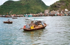 Garbage collector in Cat Ba Harbor 이미지 (172726790) - 게티이미지뱅크 Garbage collector in Cat Ba Harbor