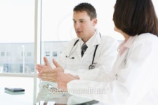 Doctors having discussion 이미지 (86514382) - 게티이미지뱅크 Doctors having discussion