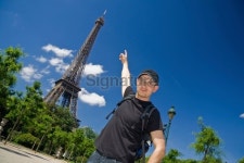 Young man at the Eiffel Tower 이미지 (172746795) - 게티이미지뱅크 Young man at the Eiffel Tower