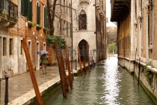 Canal with mooring post in Venice, Italy 이미지 (172973568) - 게티이미지뱅크 Canal with mooring post in Venice, Italy