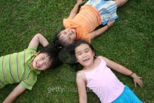 Kids lying on the grass 이미지 (147664295) - 게티이미지뱅크 Kids lying on the grass