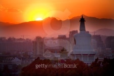 Beihai Stupa with Sunset and Mountains Beijing Chi 이미지... 게티이미지뱅크 Beihai Stupa with Sunset and Mountains Beijing Chi
